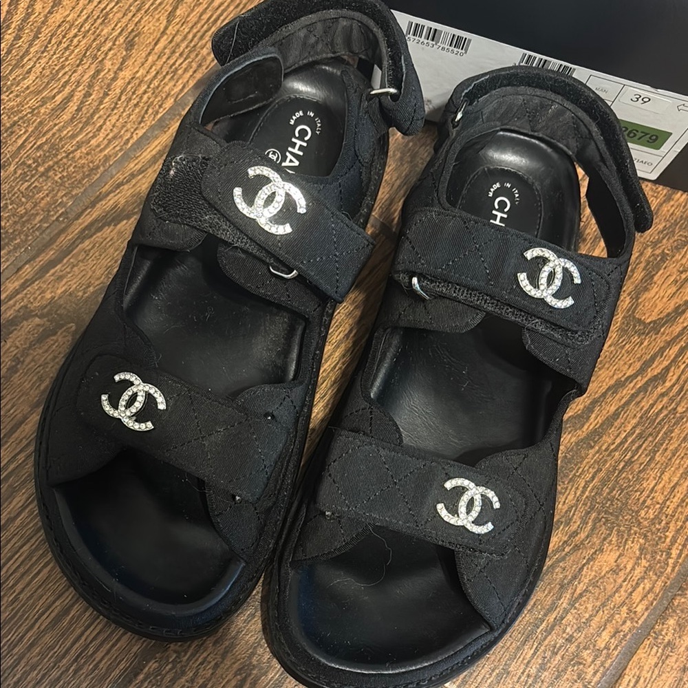 CHANEL Black Sandals with Interlocking CC Logo - Picture 3 of 5